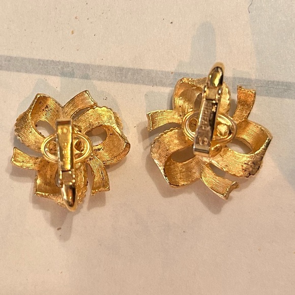 Vintage Trifari earrings - Picture 2 of 11